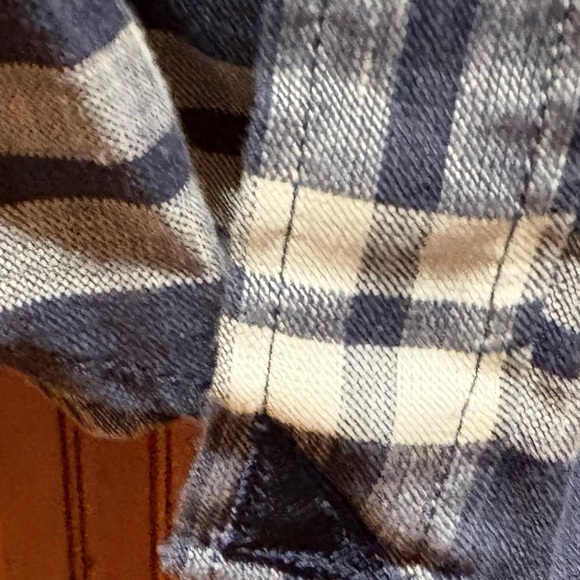 UNTUCKit men’s button front linen shirt. Dark Blue plaid with logo. - Picture 3 of 6